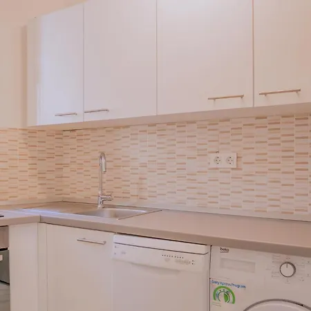 3 Bedroom Lovely In Holiday home